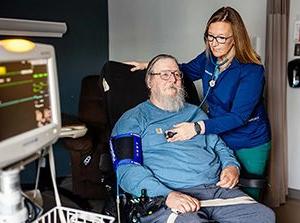 MSU Denver alumna Jessie Cochran listens to the heart and lungs of resident Barry Dee at Haxtun Health Hospital on Nov. 18, 2024, in Haxtun, Colorado. Photo by Alyson McClaran